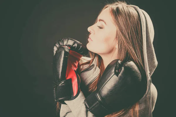 Donna con guantoni da boxe braccia incrociate . — Foto Stock