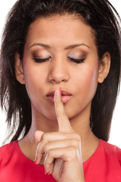 Mujer con el dedo en los labios mostrando gesto de silencio. —  Fotos de Stock