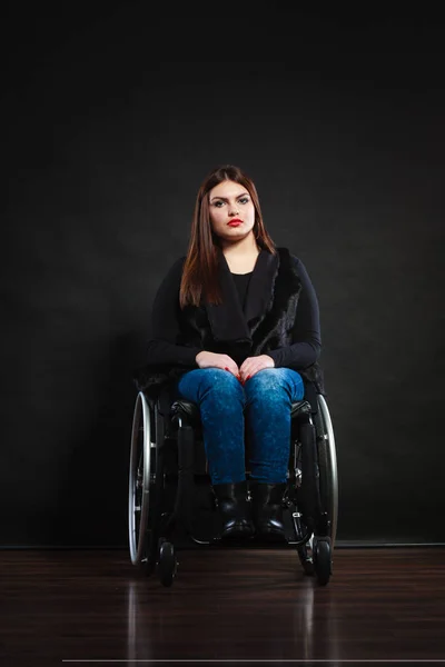 Triste fille en fauteuil roulant . — Photo