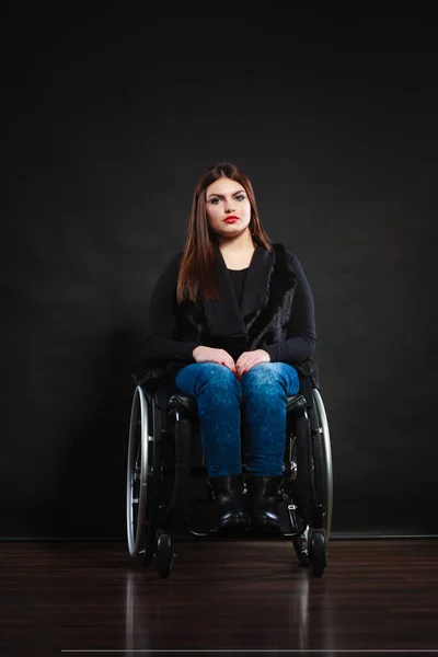 Menina triste na cadeira de rodas . — Fotografia de Stock