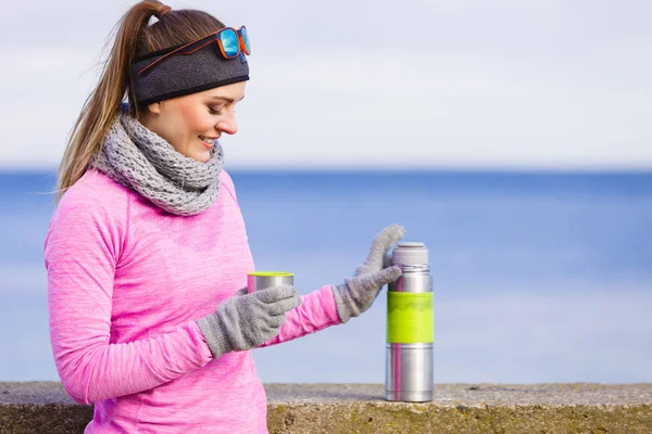 Fit mujer en el día frío calentamiento beber té —  Fotos de Stock