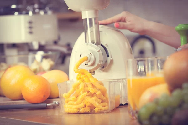 Femme faisant du jus d'orange dans la machine à presse-agrumes — Photo