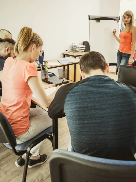 Estudiantes en el aula aprendiendo inglés — Foto de Stock