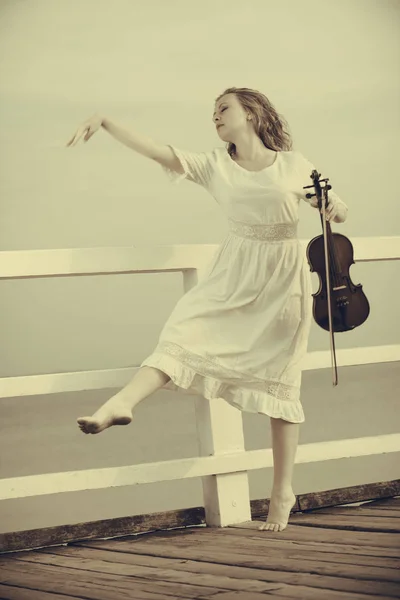 Frau auf Seebrücke draußen mit Geige — Stockfoto
