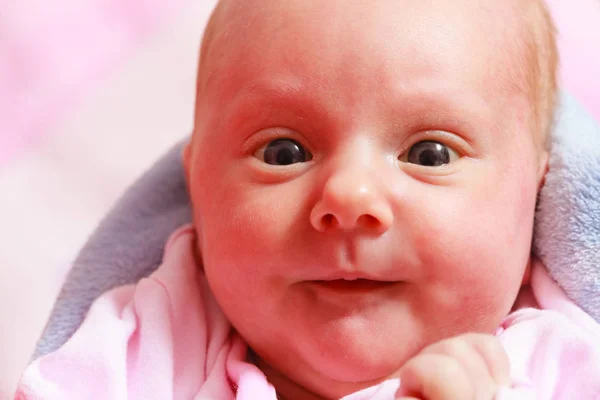 Pequeno bebê recém-nascido deitado em cobertor — Fotografia de Stock