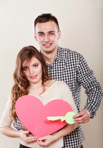 Ζευγάρι με χαρτί κλειδί για σύμβολο αγάπη καρδιά. — Φωτογραφία Αρχείου