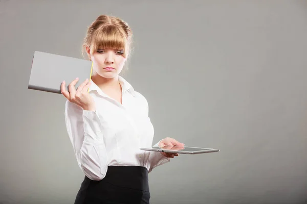 Mujer sosteniendo ebook y libro. Educación moderna . — Foto de Stock