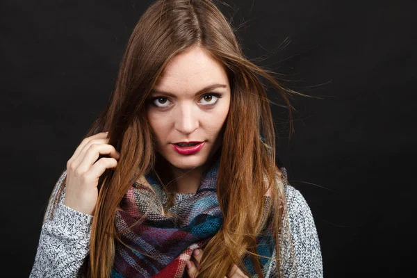 Lachende meisje het dragen van warme houten sjaal — Stockfoto