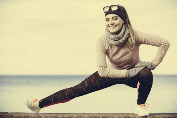 Mujer fitness sport girl entrenamiento al aire libre en clima frío —  Fotos de Stock