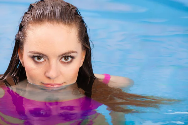 Donna che si diverte in piscina — Foto Stock
