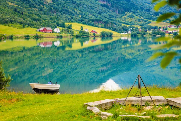 Malá loď na břehu vody, Norsko fjord — Stock fotografie