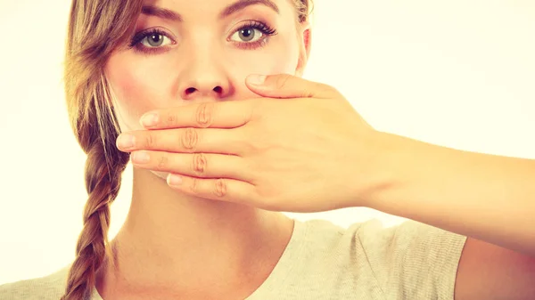 Sorgliga kvinna som täcker munnen med handen — Stockfoto