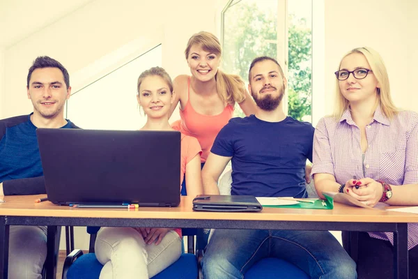 Studenten in de klas tijdens de pauze — Stockfoto