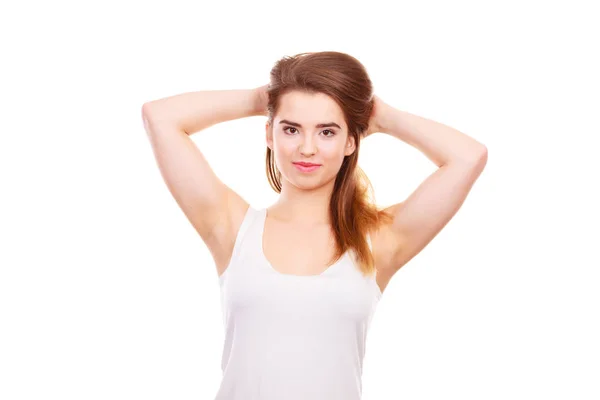 Portrait de jeune adolescente aux longs cheveux bruns — Photo