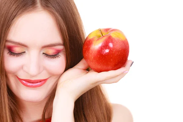 Vrouw charmante meisje kleurrijke make-up houdt apple fruit — Stockfoto