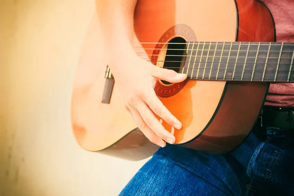 Cara na moda com guitarra ao ar livre — Fotografia de Stock