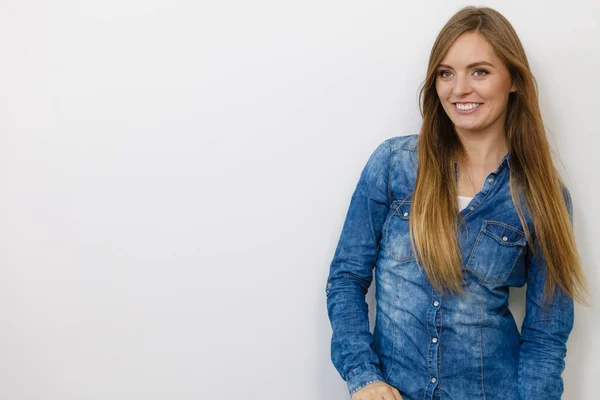 Hermosa joven con chaqueta de mezclilla . — Foto de Stock