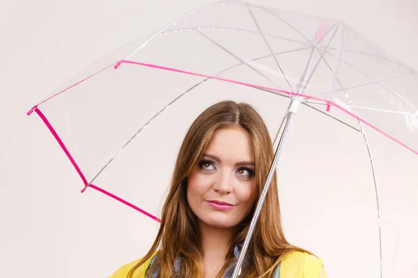 Vrouw dragen van waterdichte jas met paraplu — Stockfoto