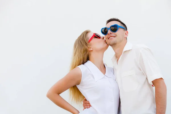 Мужчина и женщина носят очки в форме сердца — стоковое фото