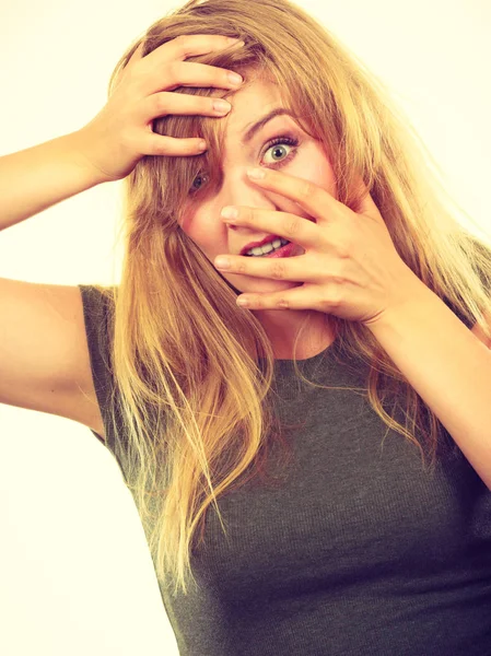Beschaamd, verlegen blonde vrouw met handen op gezicht — Stockfoto