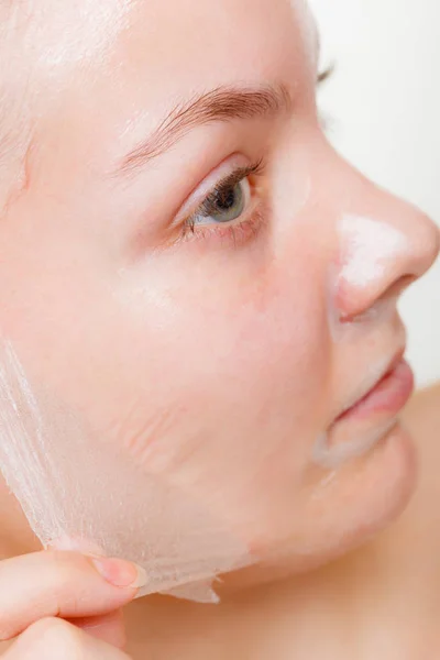 Wanita menghapus kulit wajah dari penutup topeng — Stok Foto