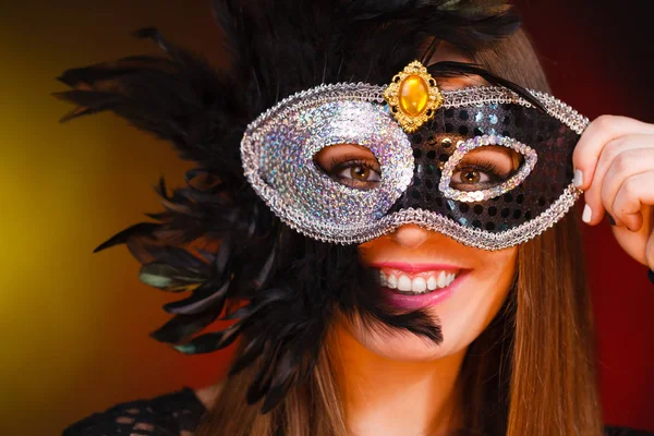 Femme tient carnaval masque gros plan — Photo