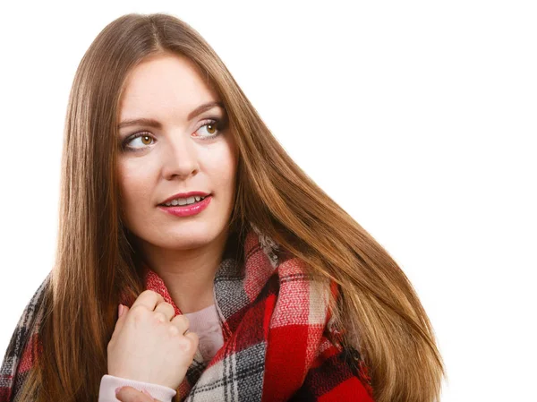 Het dragen van wollen ingecheckte sjaal warme herfst kleding vrouw — Stockfoto