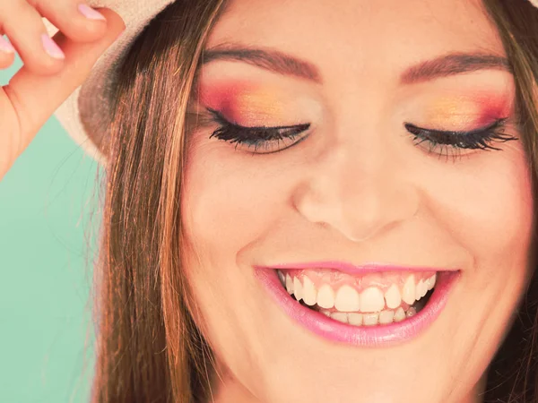 Woman face colorful eyes makeup, summer straw hat smiling — Stock Photo, Image