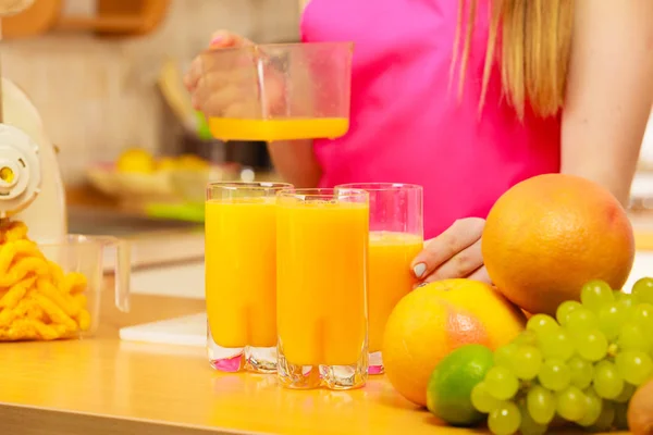 Kvinna hälla apelsinjuice drink i glas — Stockfoto