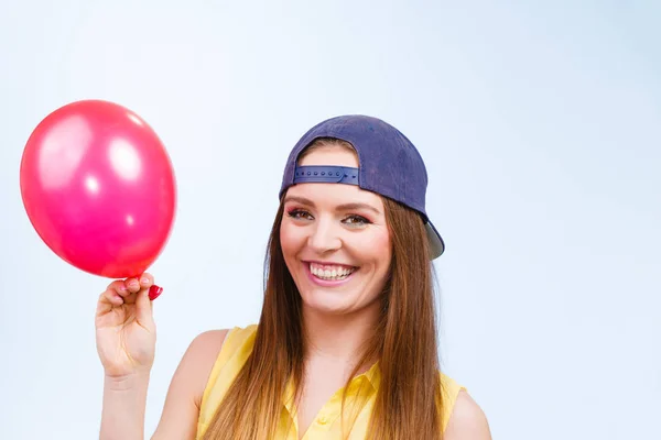 Happy tonårig flicka med röd ballong. — Stockfoto