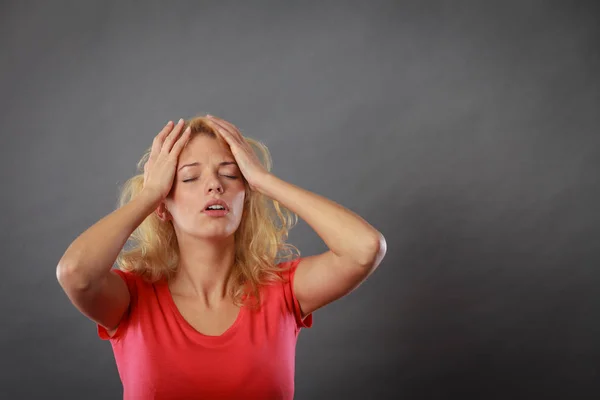 Stressad, frustrerad, deprimerad ung kvinna i smärta — Stockfoto