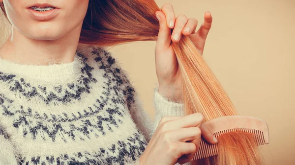 Adolescente rubia cepillarse el pelo con peine —  Fotos de Stock