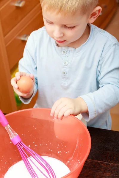 Kleine jongen jongen, koken, taart maken in kom — Stockfoto