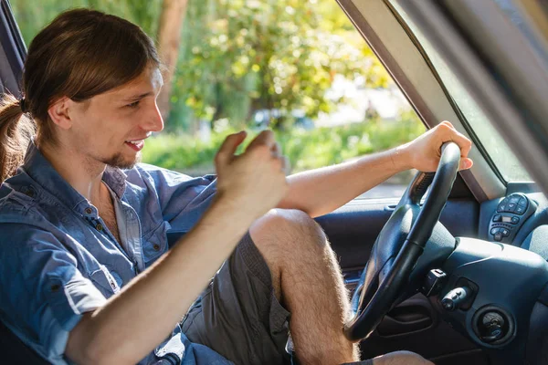 Hombre conduciendo en coche tonteando —  Fotos de Stock