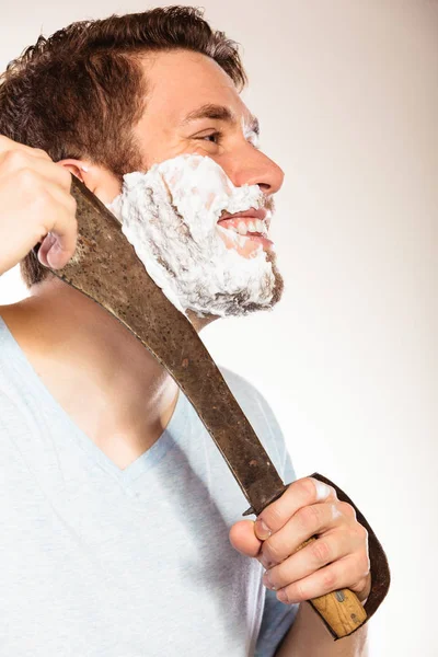 Молодий чоловік голиться розважається з мачете . — стокове фото