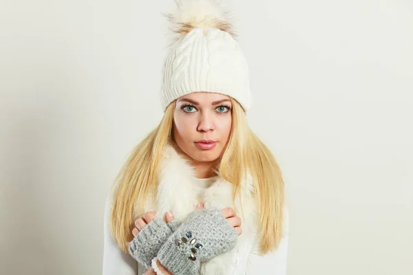 Frau trägt warme Winterkleidung — Stockfoto