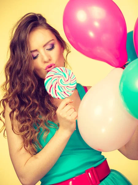 Frau mit bunten Luftballons und Lutscher — Stockfoto