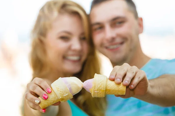 Mężczyzna i kobieta jedzący lody na plaży — Zdjęcie stockowe