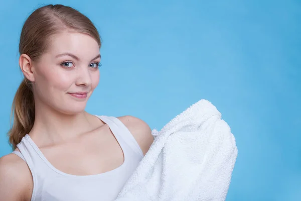 Mulher atraente segurando grande toalha branca — Fotografia de Stock