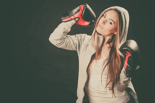 Mujer usar guantes de boxeador con brazos en el aire . — Foto de Stock