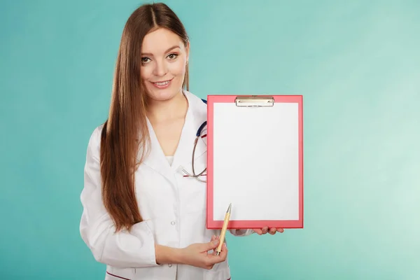 Médico joven con carpeta — Foto de Stock