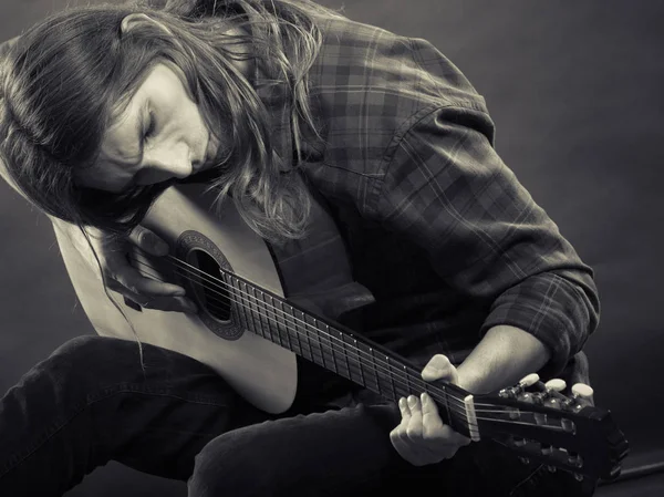 Image en noir et blanc avec guitariste . — Photo