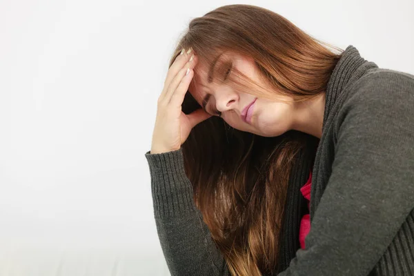 Mujer joven con dolor de cabeza — Foto de Stock