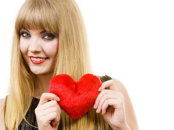 Schitterend meisje vrouw houden rood hart liefde symbool — Stockfoto