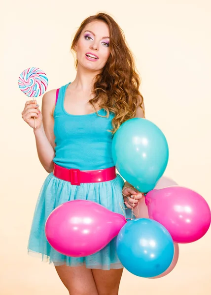 Donna con palloncini colorati e lecca-lecca — Foto Stock