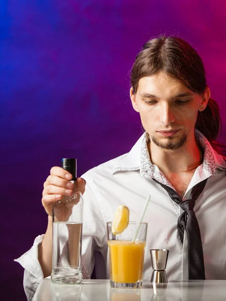 Young bartender pouring beverages. — Stock Photo, Image