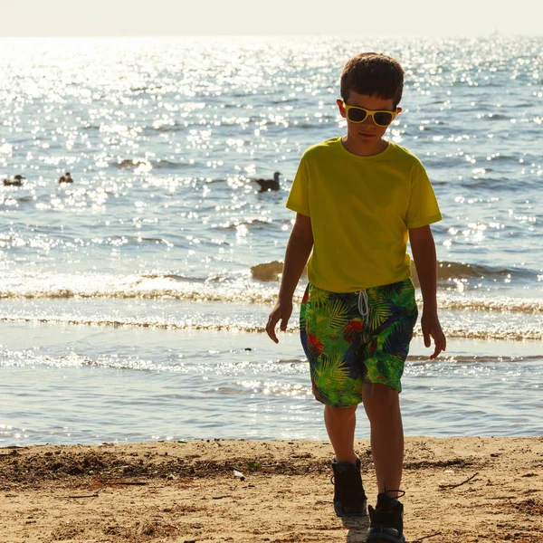 沙滩上散步的男孩. — 图库照片