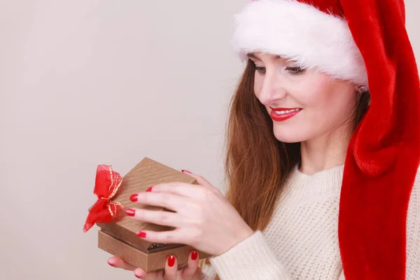 Weihnachtsmädchen mit kleinem Geschenk. — Stockfoto