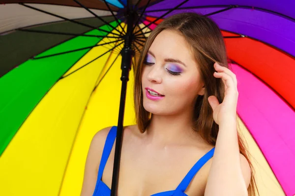 Vrouw stond onder kleurrijke regenboog paraplu — Stockfoto