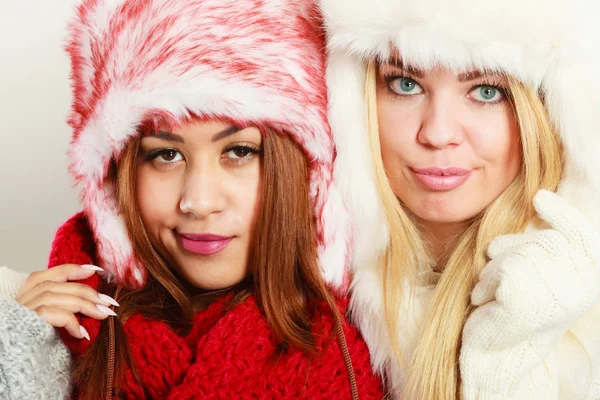 Dos chicas en retrato de ropa de invierno caliente . —  Fotos de Stock